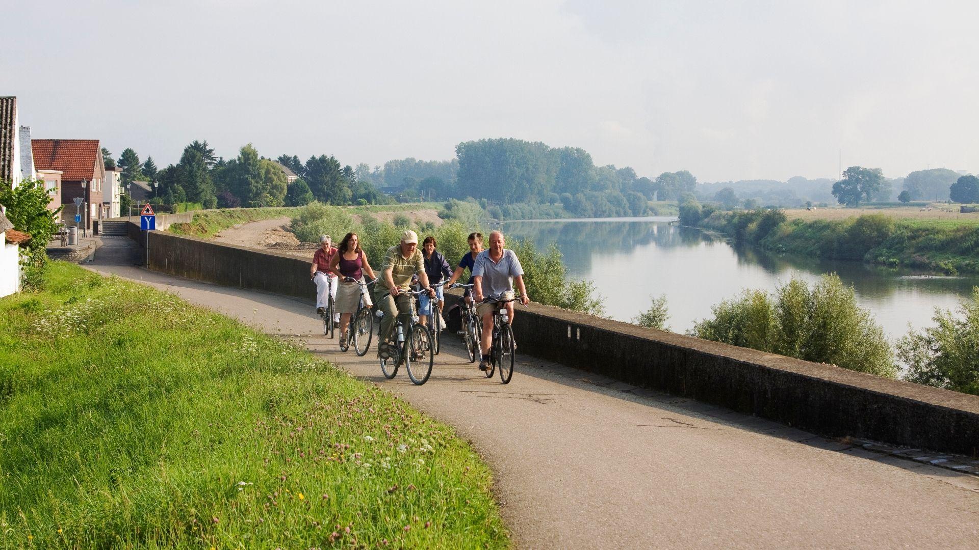 Fietsen langs Rivierpark Maasvallei