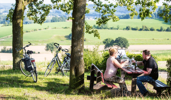 Fietsers picknicken Heuvelland Limburg