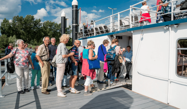 Groep mensen op boottocht