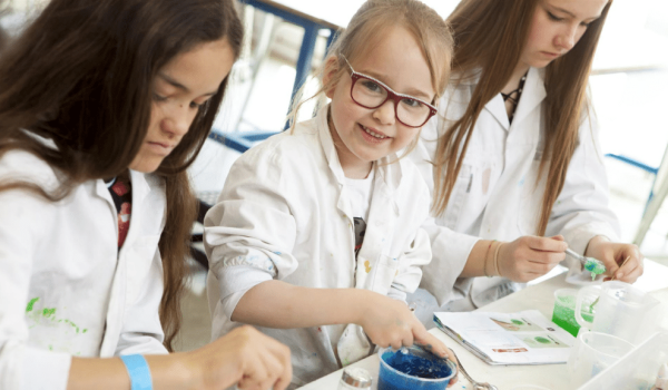 Meisje maakt slijm bij discovery centre 