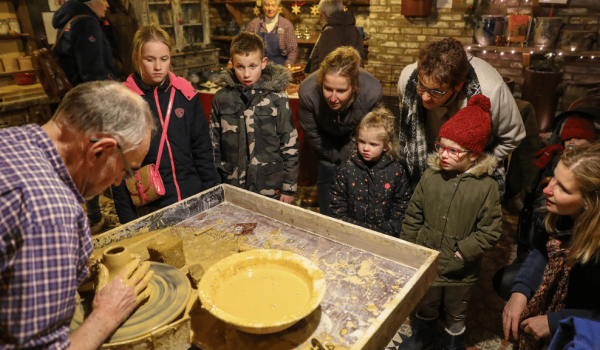 Kinderen kijken bij het pottenbakken op Eynderhoof 