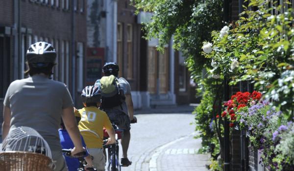 Fietsende familie 