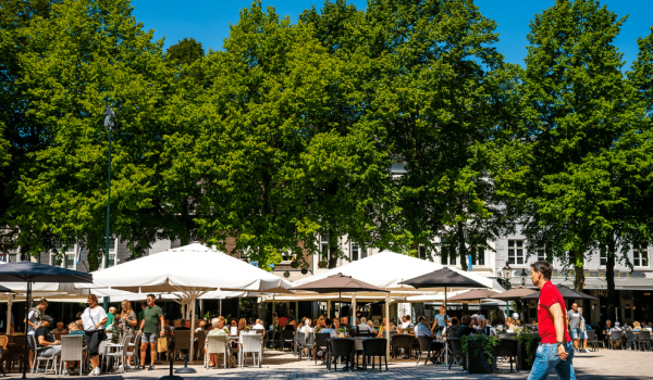 Mensen op het terras op het Munsterplein