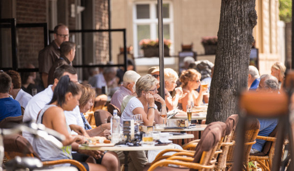 Limburgers op het terras