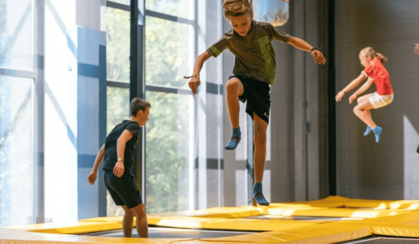 Kinderen op trampoline 