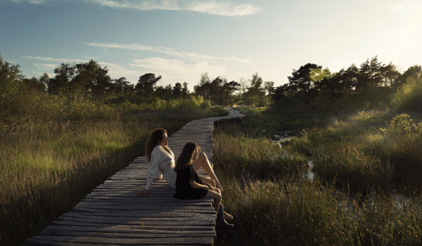 Vrouw met kind bij zonsondergang 