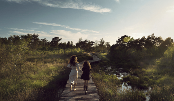 Vrouw en kind rennend over vlonder