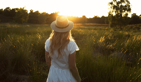 Vrouw met zonsondergang