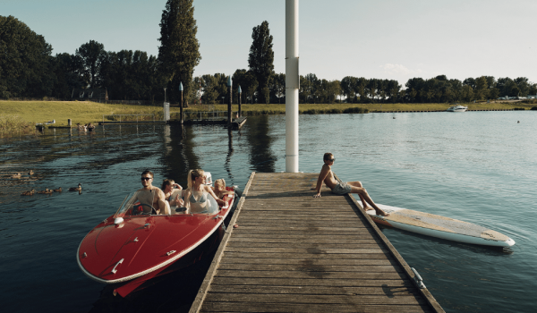 Boot bij de maasplassen