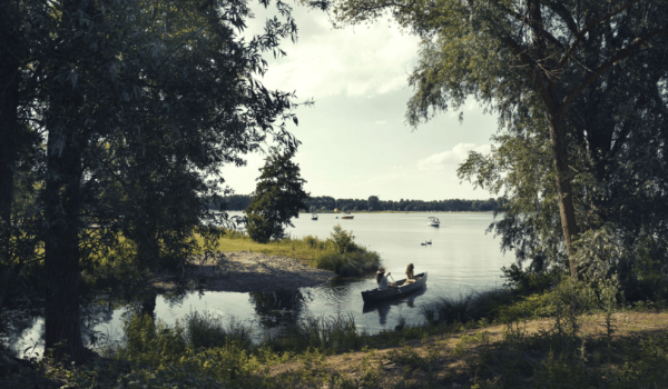 Een vrouw met kind in een boot 