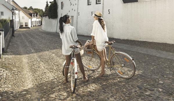 Twee vrouwen met de fiets aan de hand in Thorn