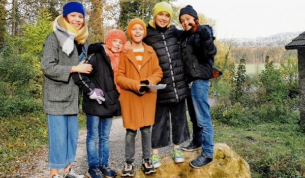 Vijf kinderen op vakantie in Limburg