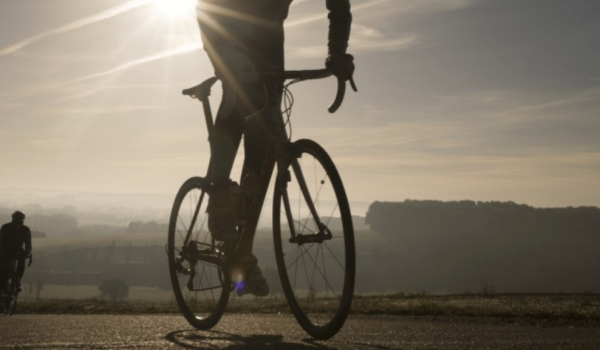 Zonlicht met silhouette van wielrenner