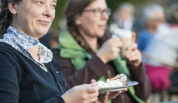 Dame op het terras met een stuk vlaai