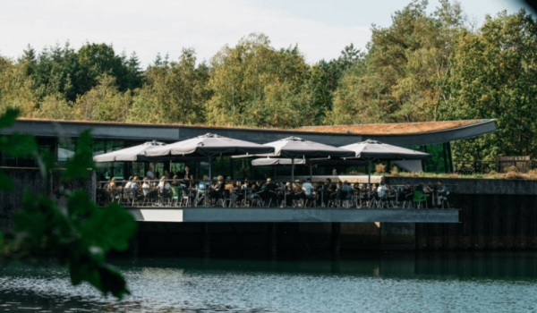 Terras Bosbrasserie in de Sluis 