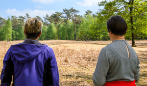 Twee dames bekijken het uitzicht in Leudal 